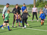 Laatste training S.K.N.W.K. JO7-1 (partijtje tegen de ouders) van maandag 27 mei 2024 (109/180)